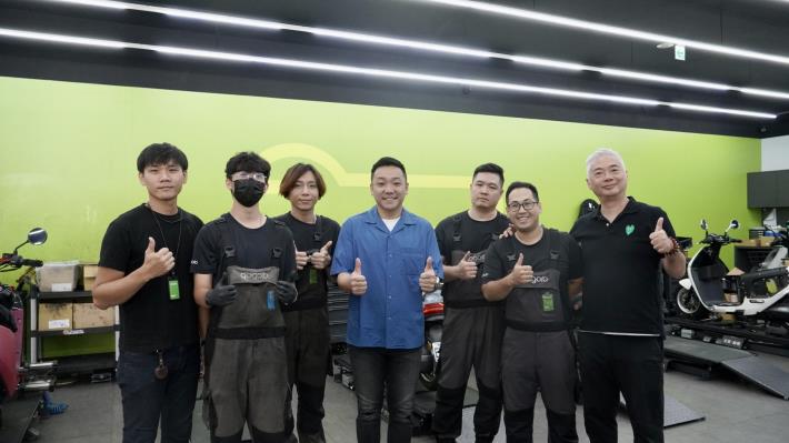 青年局局長張以理（中）走訪實習生工作場域，了解實習生實際工作內容。