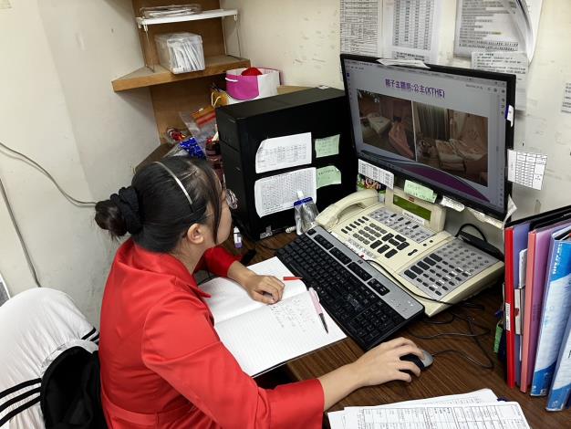 就讀文藻外語大學日文系的呂同學，在義大皇家酒店客服中心擔任客服實習生，發揮外語專長。