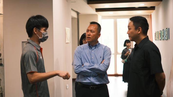 青年局局長張以理（右）與總經理陳弘偉（中）了解實習生工作現況。