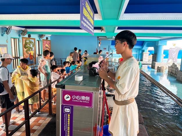 就讀交通大學應用化學系的鍾翊表示，感謝大港實習計畫讓自己能在暑假期間，到「義大開發」擔任遊樂設備實習人員，體驗難得的工作實習經驗。